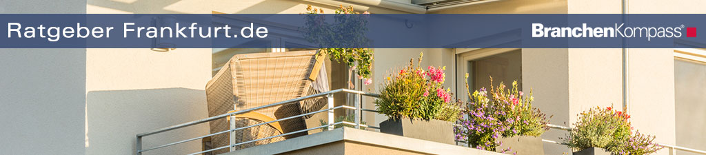 Frisch renovierter Balkon nach fachgerechter Balkonsanierung in Frankfurt mit Abdichtung, neuem Belag und wetterbeständigen Materialien, sonnig und einladend.