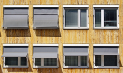 Fassade mit Fenstern und Rolläden